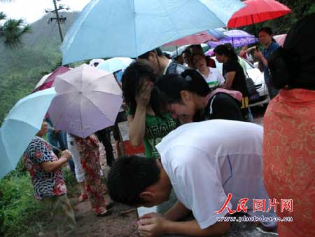 浙江苍南一中巴遭遇泥石流，造成一死二伤