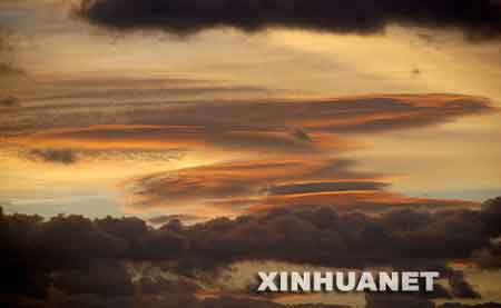 这是8月17日傍晚时分，福建省泉州市区上空云霞满天。 新华社发