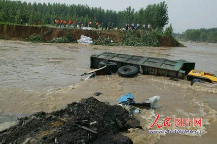 8月17日至18日，山东省新泰市遭特大暴雨袭击，引发山洪导致汶河支流东都河决堤50多米宽。洪水通过废弃砂井溃入井下。