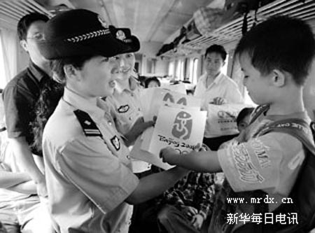 8月21日，合九铁路公安处乘警王京金在1428次列车上向旅客介绍奥运环保知识