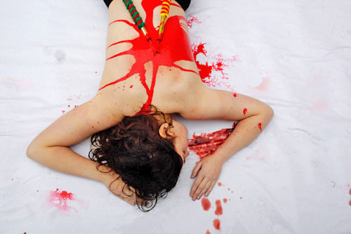 8月23日，环保人士在西班牙毕尔包23日赤裸上半身，并涂上红色涂料，抗议斗牛血腥。