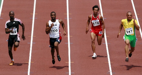 8月25日,美国选手盖伊(左二)在男子100米预赛中,以10秒19的成绩获