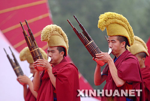 8月21日,在五台山第四届佛教文化节上,藏传佛教的喇嘛在演奏佛乐.