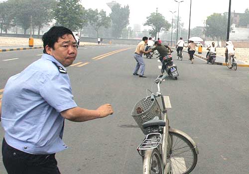 民警一到，票贩弃车四处逃散    本组照片由本报记者　王智　摄