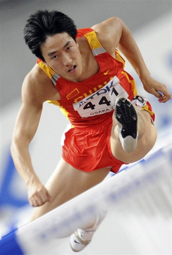 图文:刘翔轻松晋级110米栏决赛 刘翔跨栏瞬间