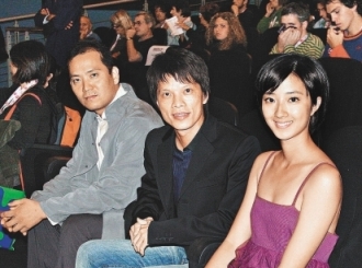 《最遥远的距离》水都首映，桂纶镁（右起）和导演林靖杰、男演员贾孝国盛装出席。