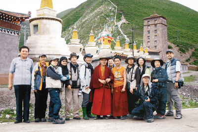 赵师傅(左一)和台湾客人在果洛州多贡麻寺与小喇嘛合影.