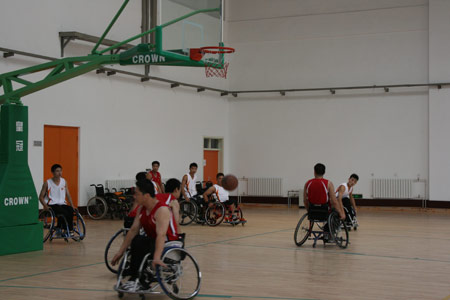 图为轮椅篮球队队员正在训练。