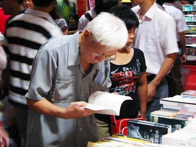 书展上的老书迷