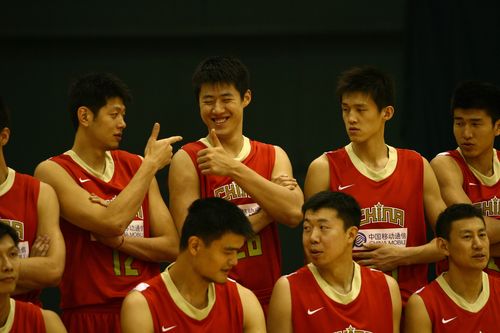 2007年9月13日,中國北京,中國國家男子籃球隊在訓練館進行宣傳照