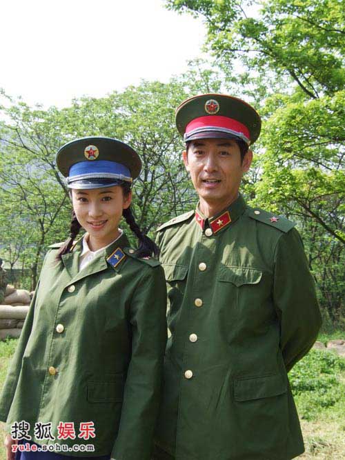 马跃和徐筠专门去丁晓兵的家里探访,听他讲述战斗中的事迹以及和妻子
