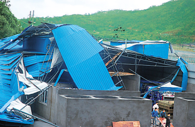福建福鼎硖门乡一家厂房被台风摧毁