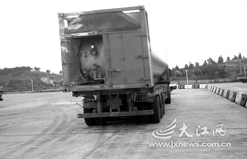 載19噸液化氣 槽車撞上貨車(圖)