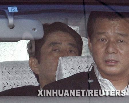 9月13日，日本首相安倍晋三（后）离开住所乘车前往东京都庆应大学附属医院。该医院医生13日下午宣布，安倍当天因功能性肠胃病住院。 新华社/路透