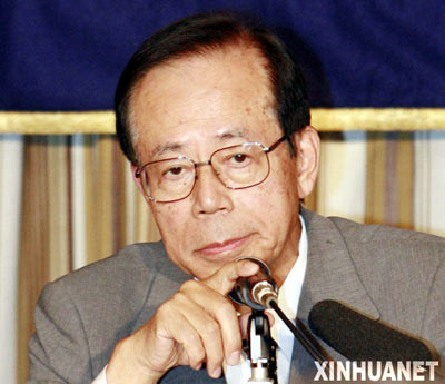 这是9月19日，日本自民党总裁候选人福田康夫参加在东京举行的记者会时的照片。当日，日本自民党总裁两位候选人福田康夫和麻生太郎一同会见外国记者。二人阐述了各自的竞选主张，并就内政、外交、经济及国际事务等问题回答记者提问。新华社记者任正来摄