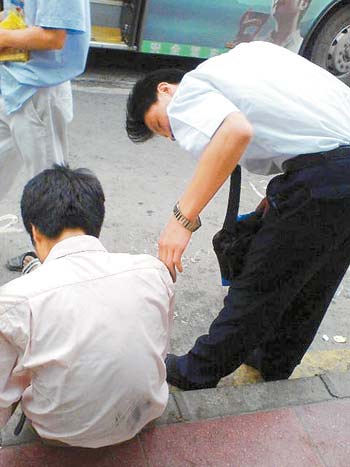 好心人慾幫其報警遭到拒絕.