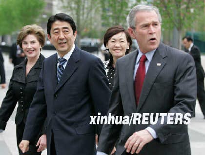 　　资料图片：4月26日，美国总统布什（右一）及夫人劳拉（左一）在美国首都华盛顿白宫欢迎日本首相安倍晋三（左二）及夫人（左三）。安倍于当天开始对美国进行为期两天的访问。这是安倍自去年9月出任日本首相以来首次访美。新华社/路透