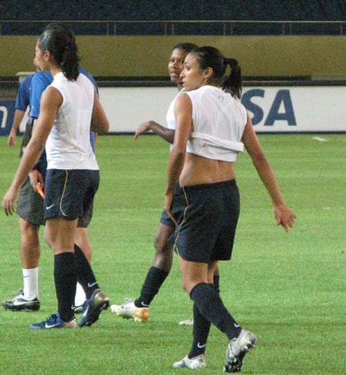 图文:[世界杯]巴西女足备战 玛塔在看谁