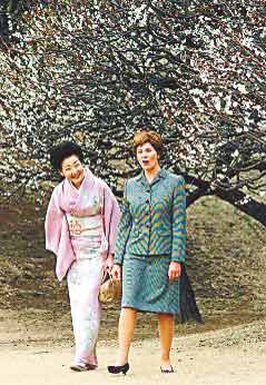 2002年，布什夫人劳拉与福田贵代子在东京散步