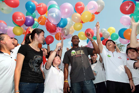 鲍威尔与特奥运动员们一起放飞代表梦想的气球。新华社发