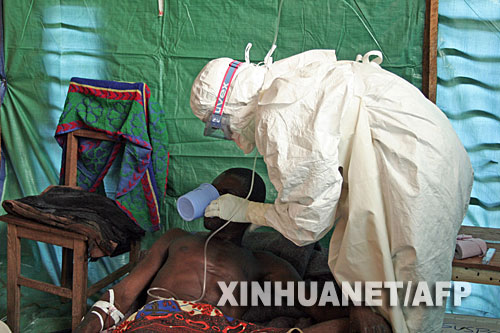 在刚果(金)西开赛省一家医院的隔离病房,医务人员照顾一名埃博拉