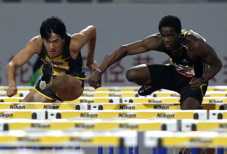 图文：上海黄金大奖赛110米栏 刘翔罗伯斯较劲