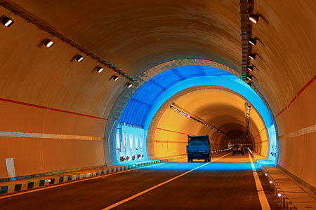 汉(中)高速公路穿越秦岭,全线设互通式立交13处,桥梁540座,隧道136座
