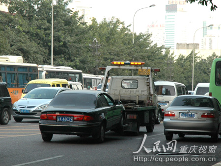 记者张加林摄影报道:今日下午约15时20分,在重庆市江北区观音桥闹市区