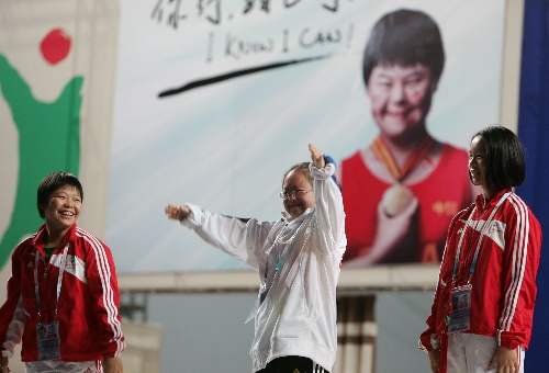 当日,在2007年世界夏季特殊奥林匹克运动会举重比赛中,中国选手秦颖颖