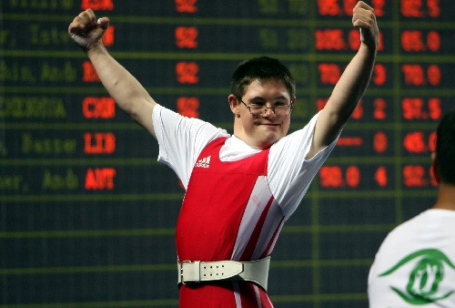 10月5日,奥地利选手安德烈亚斯在上海举行的2007年世界夏季特奥会举重