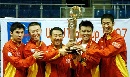 图文：乒乓球团体世界杯 中国男乒将帅捧起金杯