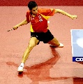 图文：乒乓球团体世界杯 王励勤比赛中侧身进攻