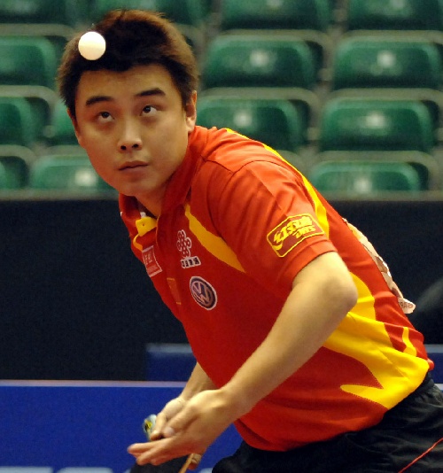 图文:[乒乓球]男乒世界杯第三轮 王皓专注发球
