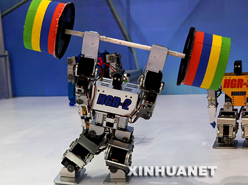 10月15日，娱乐机器人在高交会上表演举重。