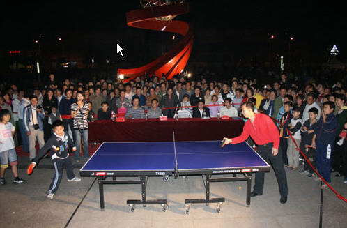 乒乓球奥运冠军吕林来到活动现场，与市民进行进距离互动