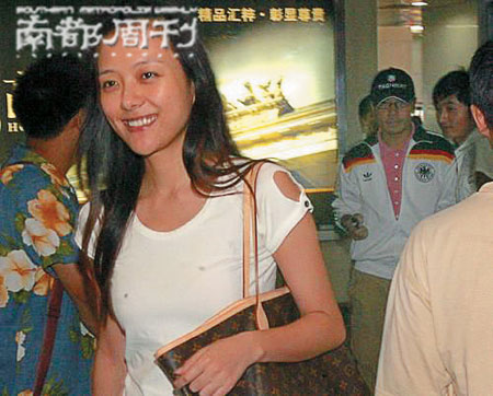 8月17日，汪涵与杨乐乐午夜飞抵重庆机场