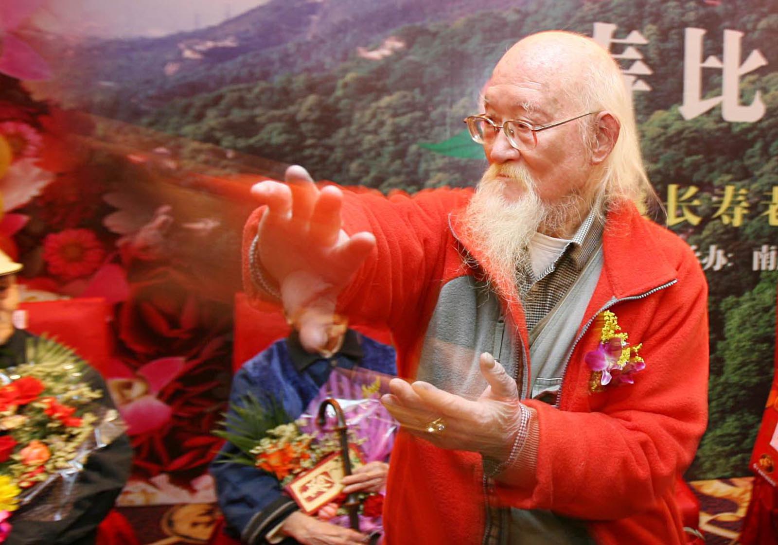 10月19日,114岁的吕紫剑老人正在表演八卦掌