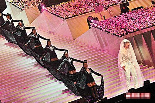 穿上黑色性感礼服的女舞蹈员，站在以花束设计的舞台上伴“新娘”陈奕迅。