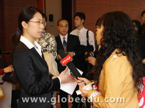 澳际留学总经理王薇女士正在接受北京电视台记者专访