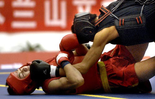 图文城运会武术散打赛武汉选手被对手击倒