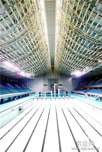 图为：改造后的英东游泳馆将承办2008年奥运会水球和现代五项的游泳比赛