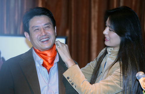 马艳丽（右）现场用一条丝巾让陈忠和多了几分时尚的味道