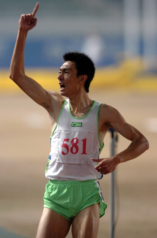 图文:六城会男子800米决赛 冠军班磊兴奋不已