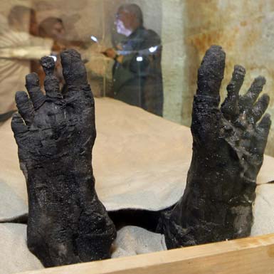埃及首次公开展出法老图坦卡蒙木乃伊