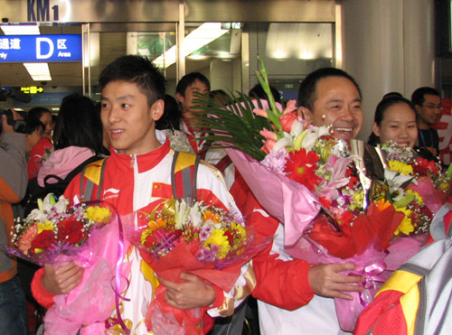 图文：中国蹦床队载誉而归 献花围绕新科冠军