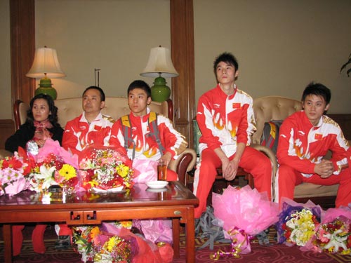 图文：中国蹦床队载誉抵京 选手们在听高健讲话