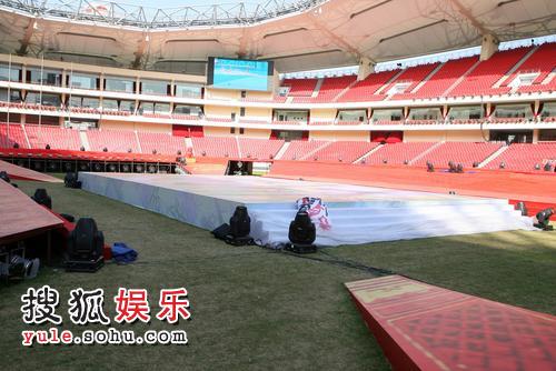 上海虹口足球场内的舞台
