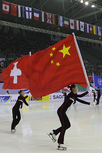 图文花样滑冰中国杯开幕各国国旗入场表演