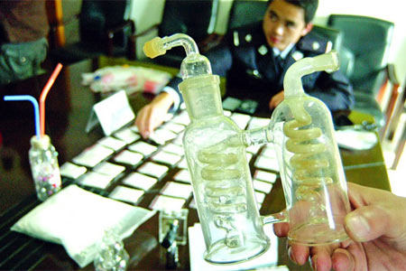 缴获的吸毒工具和毒品(图片:三湘都市报)