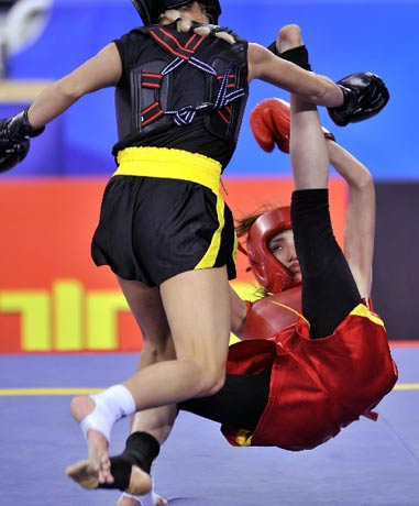 图文:武术世锦赛战况 女子散打土耳其选手倒地